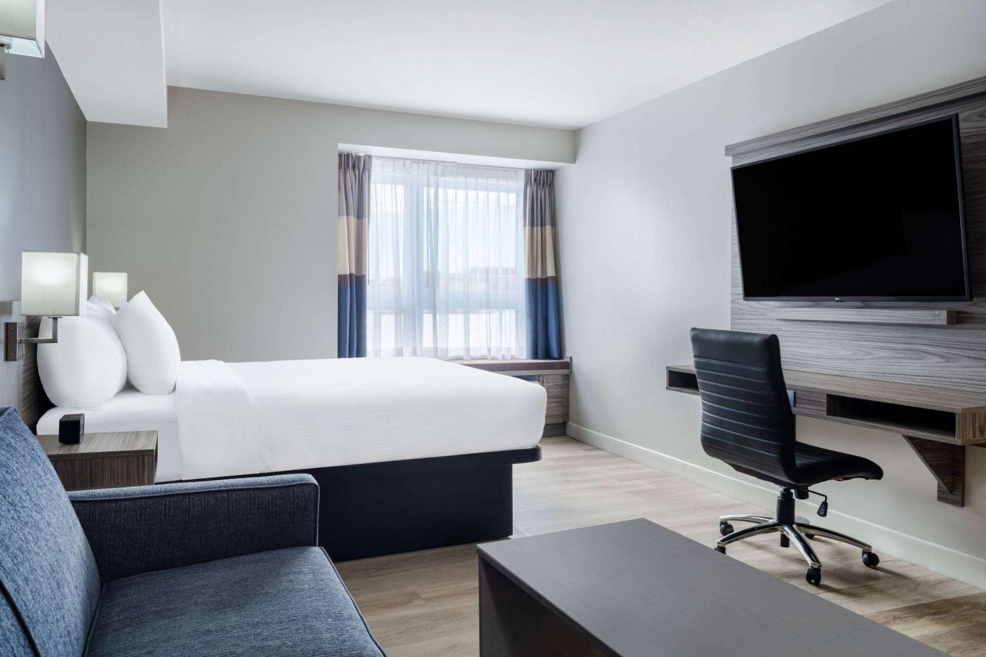 Microtel Inn & Suites By Wyndham Kanata Ottawa West Екстериор снимка