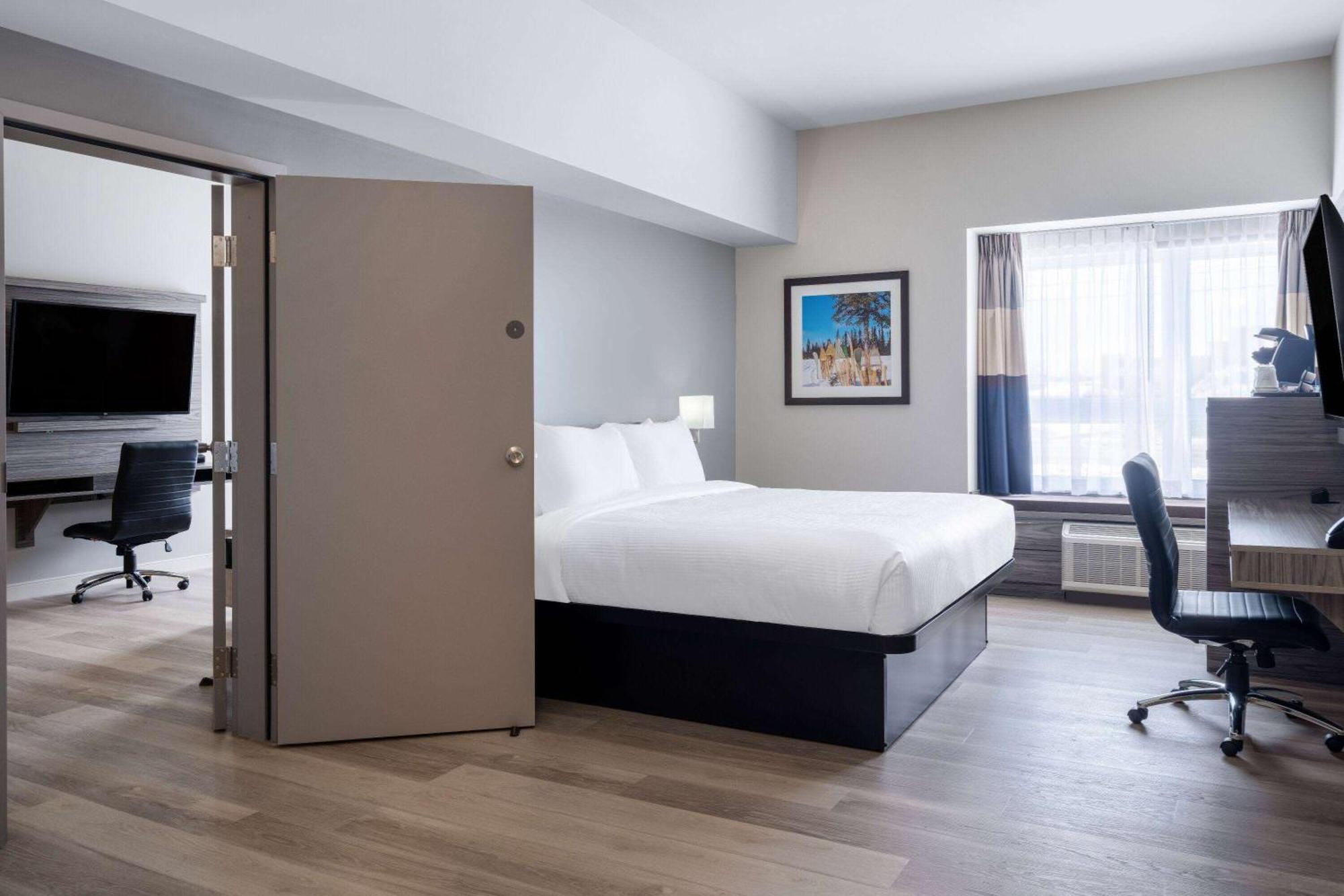 Microtel Inn & Suites By Wyndham Kanata Ottawa West Екстериор снимка