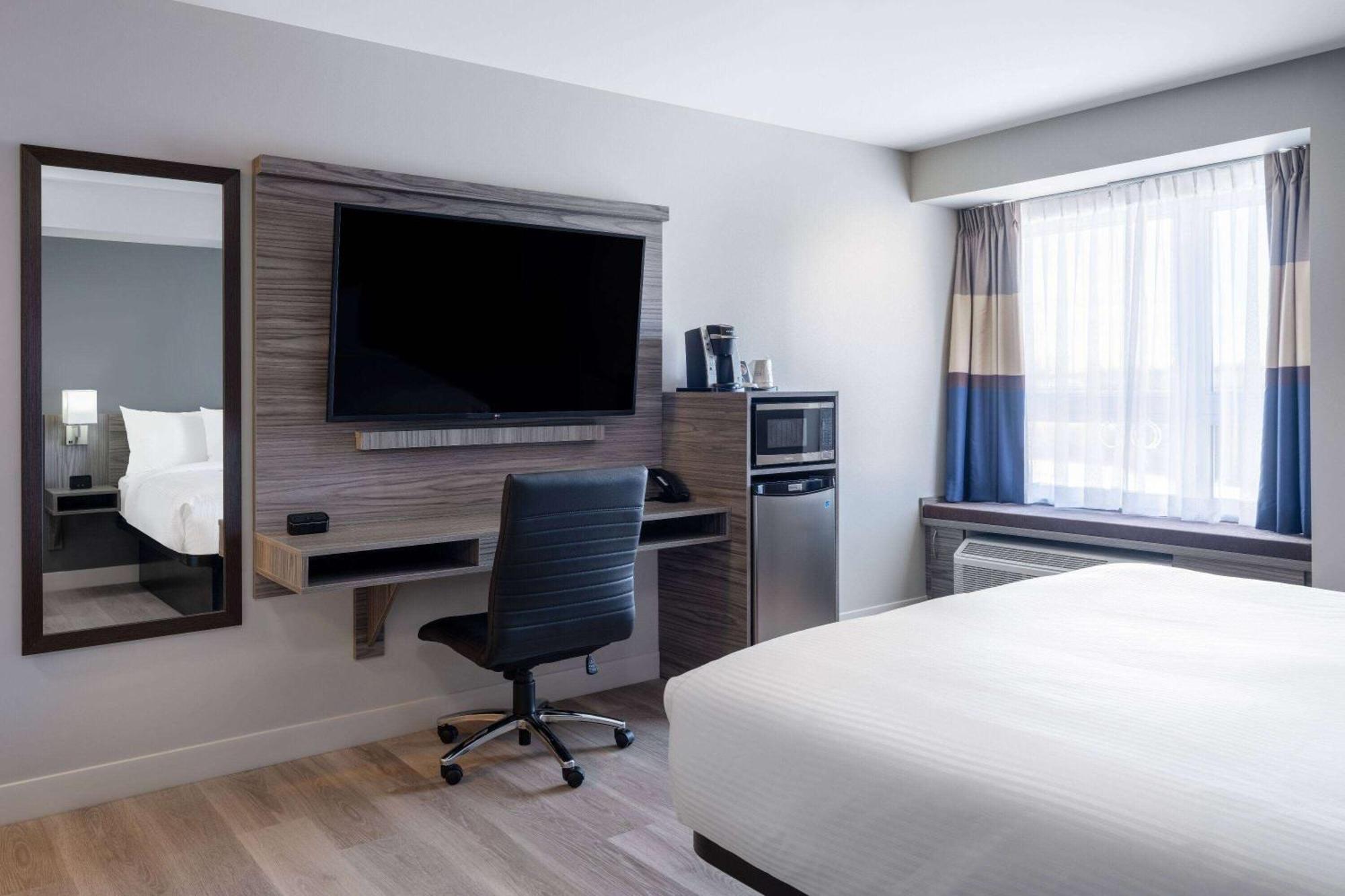 Microtel Inn & Suites By Wyndham Kanata Ottawa West Екстериор снимка